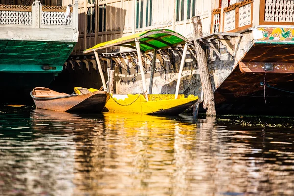 Shikara boot in dal lake, Kasjmir, india — Stockfoto