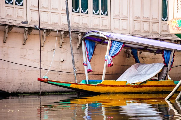 Barco Shikara en el lago Dal, Cachemira India — Foto de Stock