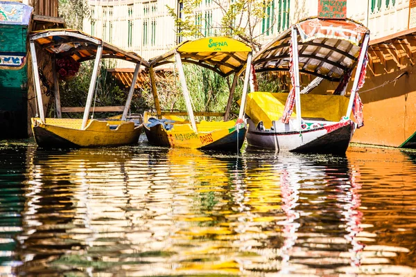 Shikara barca nel lago Dal, Kashmir India — Foto Stock