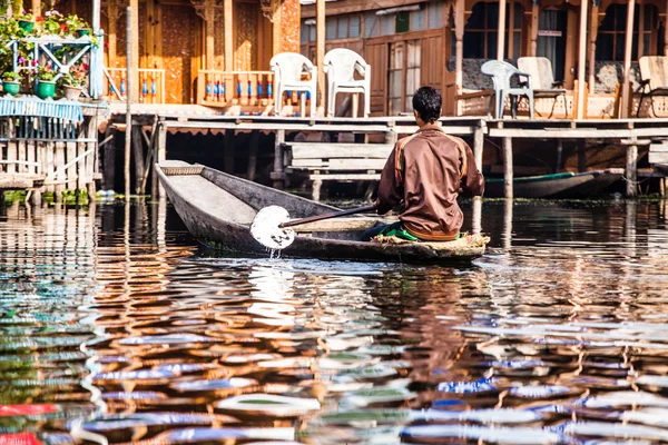 Shikara barca nel lago Dal, Kashmir India — Foto Stock