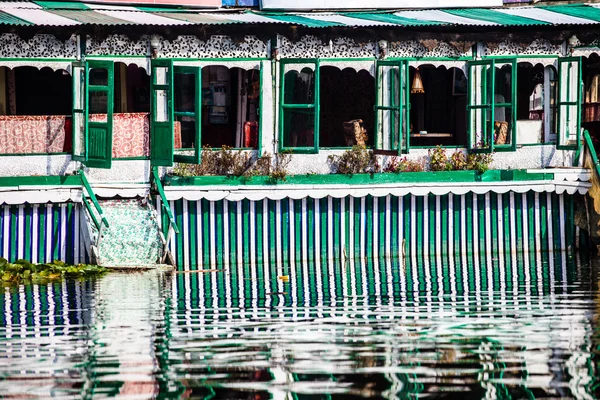 Mieszkalne, pływające Hotele luksusowe w dal lake, srinagar.india — Zdjęcie stockowe