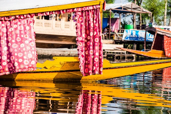 Barco Shikara en el lago Dal, Cachemira India — Foto de Stock