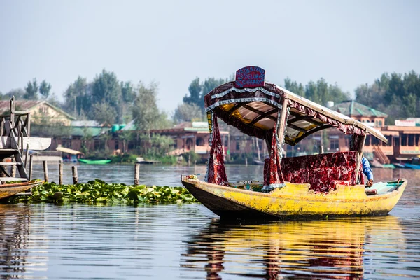 Shikaře loď na jezeře dal, Kašmír, Indie — Stock fotografie