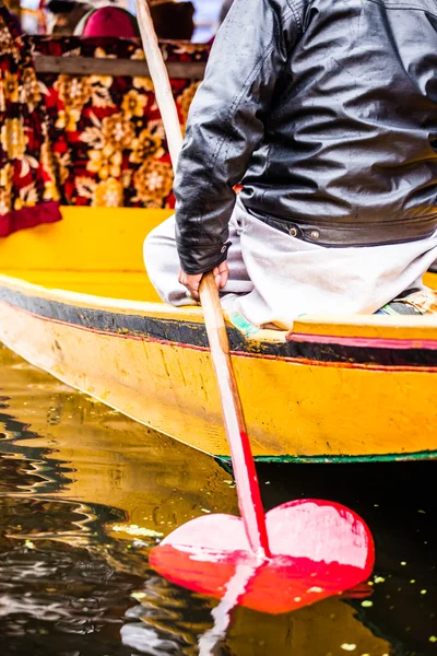 Shikara човен у озера дав, Кашмір-Індія — стокове фото