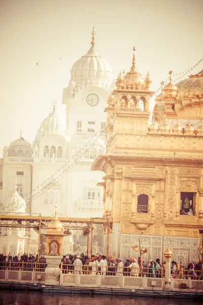 Templo de Oro de Sikh gurdwara (Harmandir Sahib). Amritsar, Punjab, India —  Fotos de Stock