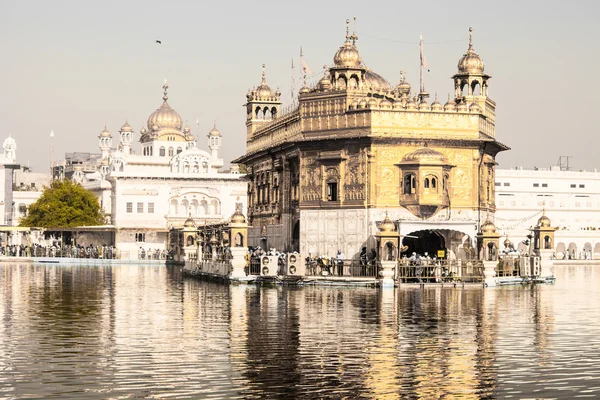 シーク gurdwara 黄金寺院 (ハリマンディル ・ サーヒブ)。アムリトサル、パンジャブ、インド — ストック写真