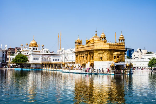 Templo de Oro de Sikh gurdwara (Harmandir Sahib). Amritsar, Punjab, India —  Fotos de Stock