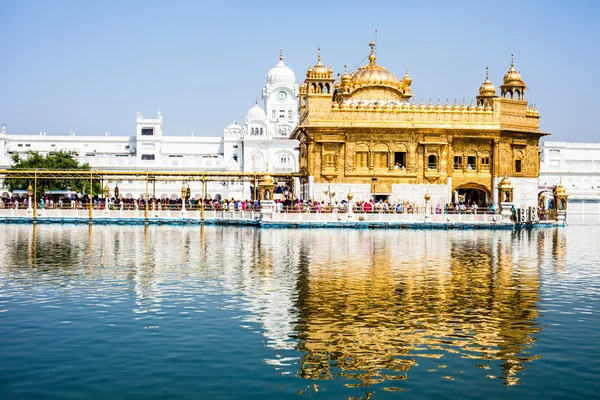 Templo de Oro de Sikh gurdwara (Harmandir Sahib). Amritsar, Punjab, India —  Fotos de Stock