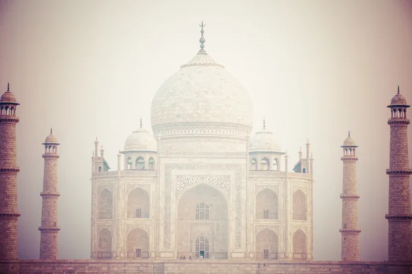 Taj mahal, en berömda historiska monument, ett monument av kärlek, den största vit marmor graven i Indien, agra, uttar pradesh — Stockfoto