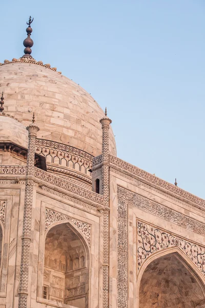 Taj mahal, slavná historická památka, památník lásky, největší bílý mramorový náhrobek v Indii, agra, uttar pradesh — Stock fotografie