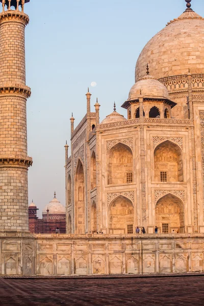 Taj mahal, ein berühmtes historisches denkmal, ein denkmal der liebe, das größte grab aus weißem marmor in indien, agra, uttar pradesh — Stockfoto