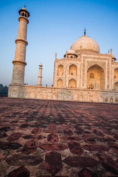 Taj mahal, slavná historická památka, památník lásky, největší bílý mramorový náhrobek v Indii, agra, uttar pradesh — Stock fotografie