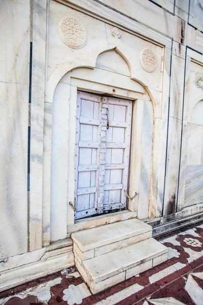 Taj mahal, een beroemde historische monument, een monument van de liefde, de grootste witte marmeren tombe in india, agra, uttar pradesh — Stockfoto