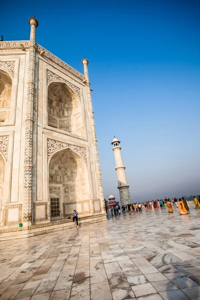 Taj mahal, slavná historická památka, památník lásky, největší bílý mramorový náhrobek v Indii, agra, uttar pradesh — Stock fotografie