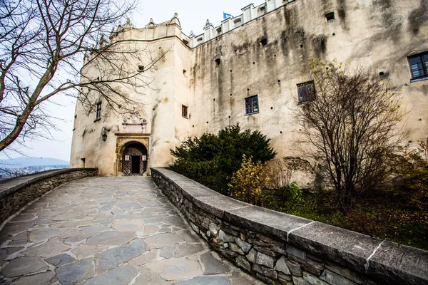 Castelo de Niedzica no Lago Czorsztyn, na Polónia — Fotografia de Stock