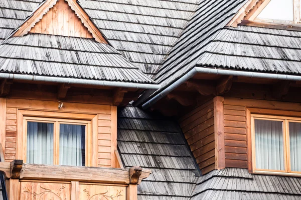 Capanna tradizionale in legno lucido di Zakopane, Polonia . — Foto Stock