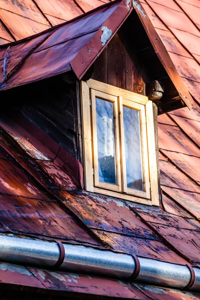 Cabaña tradicional de madera pulida de Zakopane, Polonia . — Foto de Stock