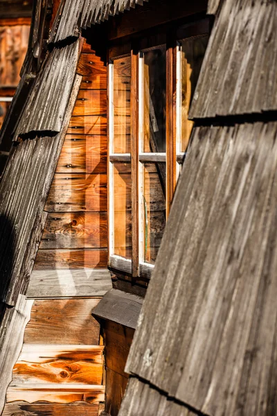 Cabaña tradicional de madera pulida de Zakopane, Polonia . —  Fotos de Stock