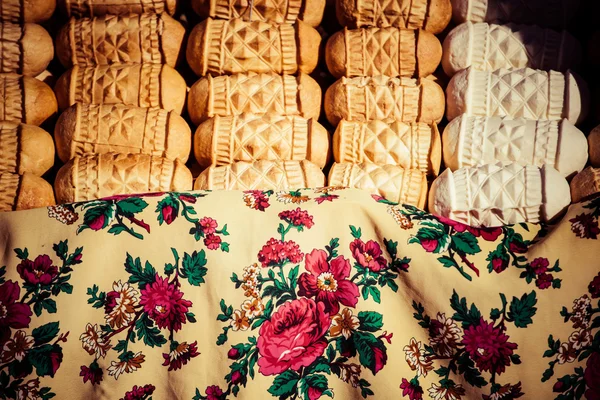 Tradycyjne polskie wędzone sery nazwę oscypek na targu w Zakopanem — Zdjęcie stockowe