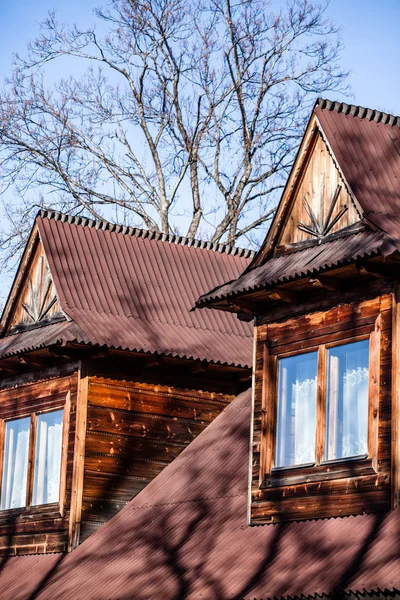 Cabaña tradicional de madera pulida de Zakopane, Polonia . — Foto de Stock