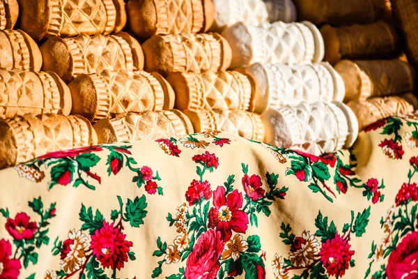 Traditional polish smoked cheese oscypek on outdoor market in Zakopane — Stock Photo, Image