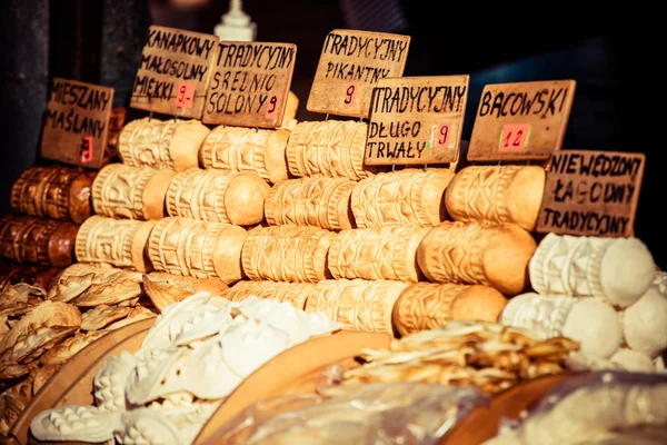 Hagyományos lengyel füstölt sajt oscypek szabadtéri piacon, Zakopane — Stock Fotó
