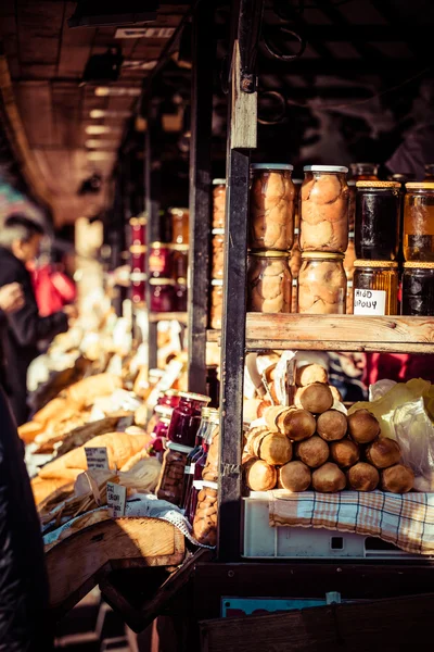 Polonês tradicional defumado queijo oscypek no mercado ao ar livre em Zakopane — Fotografia de Stock