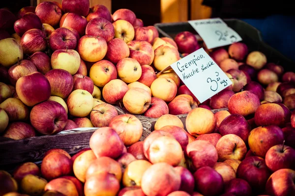 Mercado tradicional polaco con manzanas frescas, Polonia . —  Fotos de Stock
