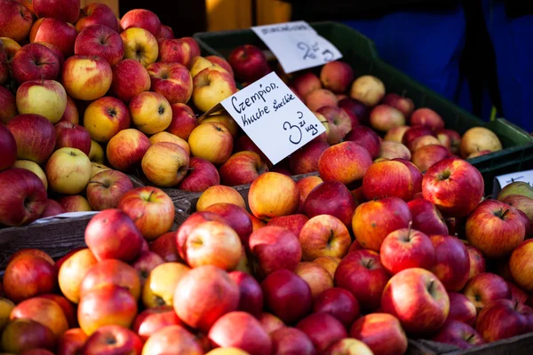 Mercado tradicional polaco con manzanas frescas, Polonia . —  Fotos de Stock