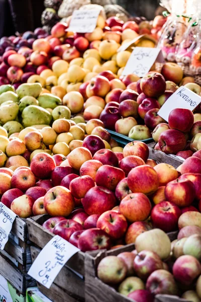 Traditioneller polnischer Markt mit frischen Äpfeln, Polen. — Stockfoto