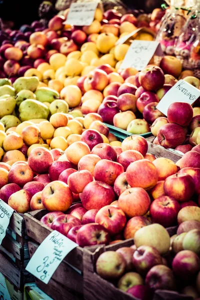 Mercato tradizionale polacco con mele fresche, Polonia . — Foto Stock