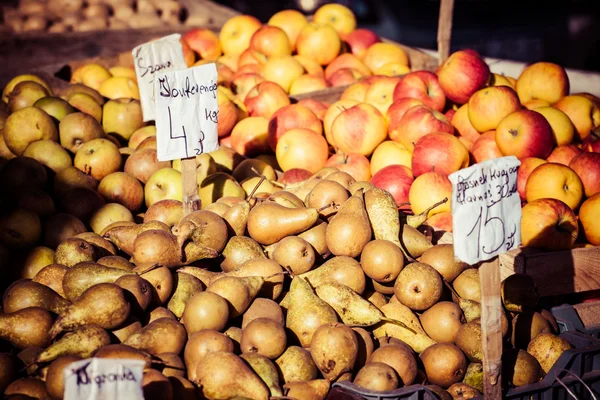 Peras frescas en un mercado de agricultores en Polonia —  Fotos de Stock