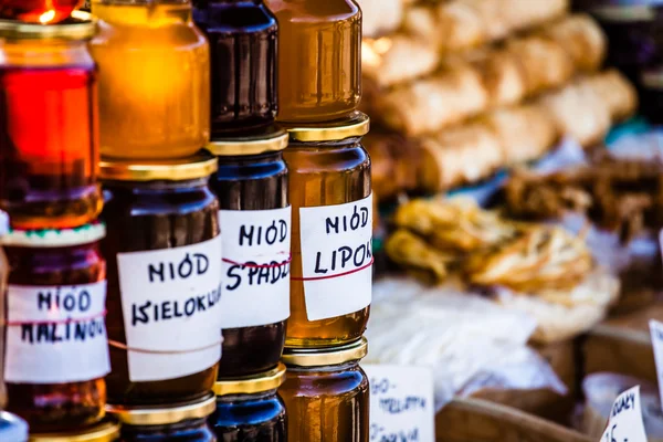 Miele fatto in casa sul mercato di strada a Zakopane montagne, Polonia . — Foto Stock