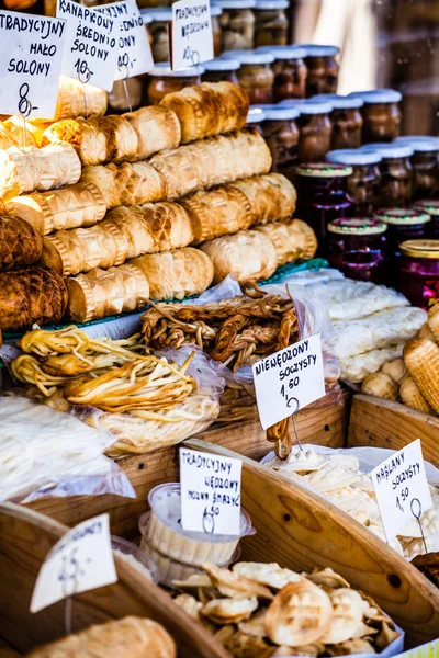 Traditional polish smoked cheese oscypek on outdoor market in Zakopane — Stock Photo, Image