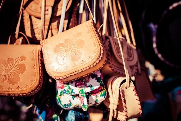 आउटडोर बाजार में लटकते बैग — स्टॉक फ़ोटो, इमेज