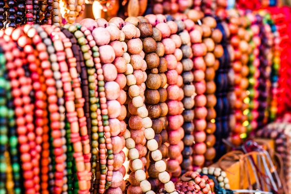 Trä färgade pärlor på displayen på marknaden inzakopane, Polen — Stockfoto