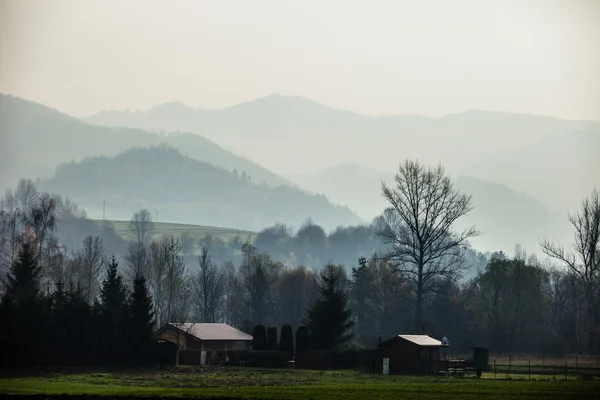 Panorama över liten bergsstad i polska karpaterna. — Stockfoto