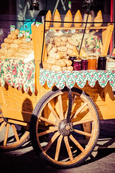 Traditioneller polnischer Räucherkäse oscypek auf dem Markt in Zakopane — Stockfoto