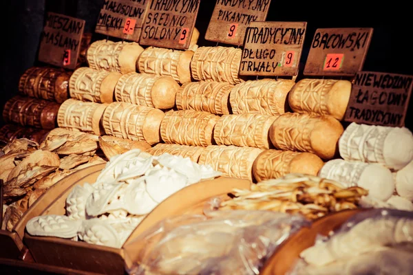 Традиционный польский копченый сыр осципек на открытом рынке в Закопане — стоковое фото