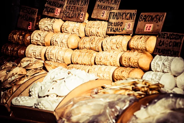 Hagyományos lengyel füstölt sajt oscypek szabadtéri piacon, Zakopane — Stock Fotó