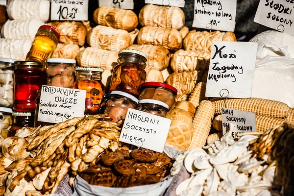 Traditionell polsk rökt ost oscypek på utomhus marknad i zakopane — Stockfoto