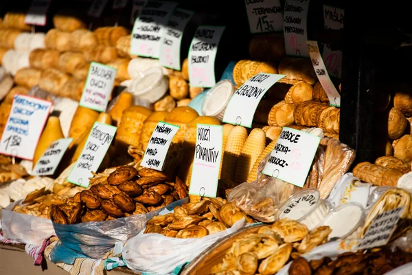 Tradisjonell polert, røykt ost på utendørsmarkedet i Zakopane – stockfoto