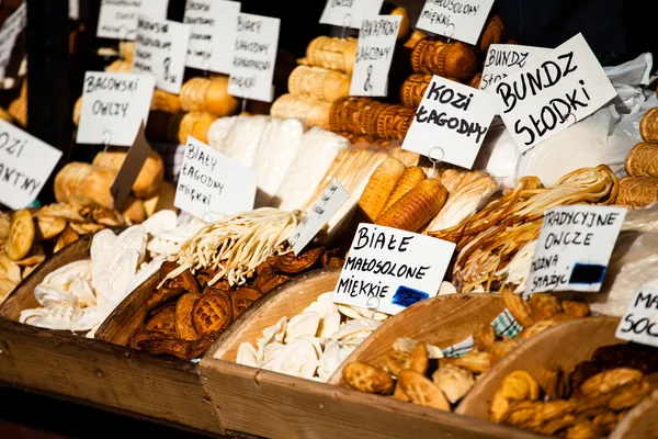 Traditionele Poolse Gerookte kaas oscypek op openlucht markt in zakopane — Stockfoto