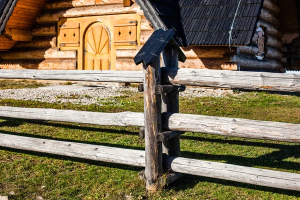 Tradiční polské dřevěné chýše z zakopane, Polsko. — Stock fotografie