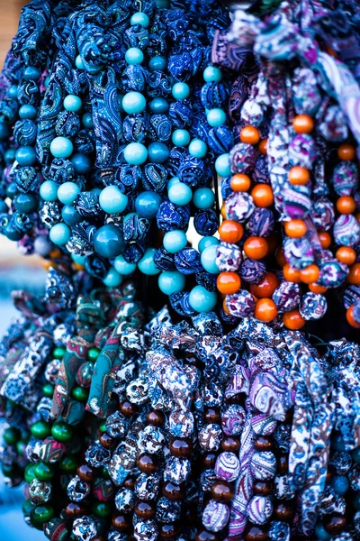 Farverige perler ifølge kunsten moderne bjergbestigere fra Zakopane - Stock-foto