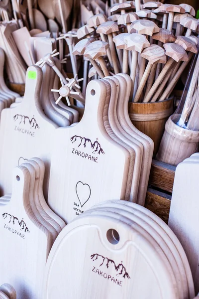 Tazas talladas, cucharas, tenedores y otros utensilios de madera — Foto de Stock