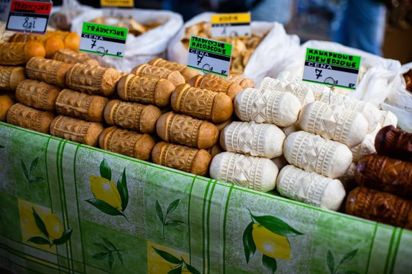 Traditional polish smoked cheese oscypek on outdoor market in Zakopane — Stock Photo, Image