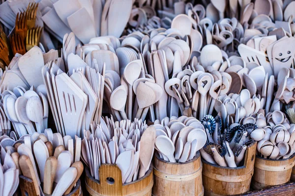 Резные чаши, ложки, вилки и другая посуда из дерева — стоковое фото