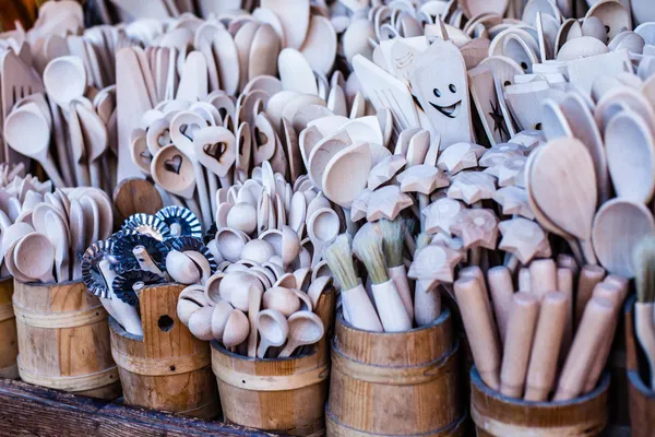 Tazas talladas, cucharas, tenedores y otros utensilios de madera — Foto de Stock