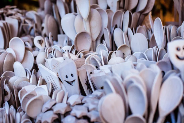 Chávenas, colheres, garfos e outros utensílios, esculpidos, de madeira — Fotografia de Stock